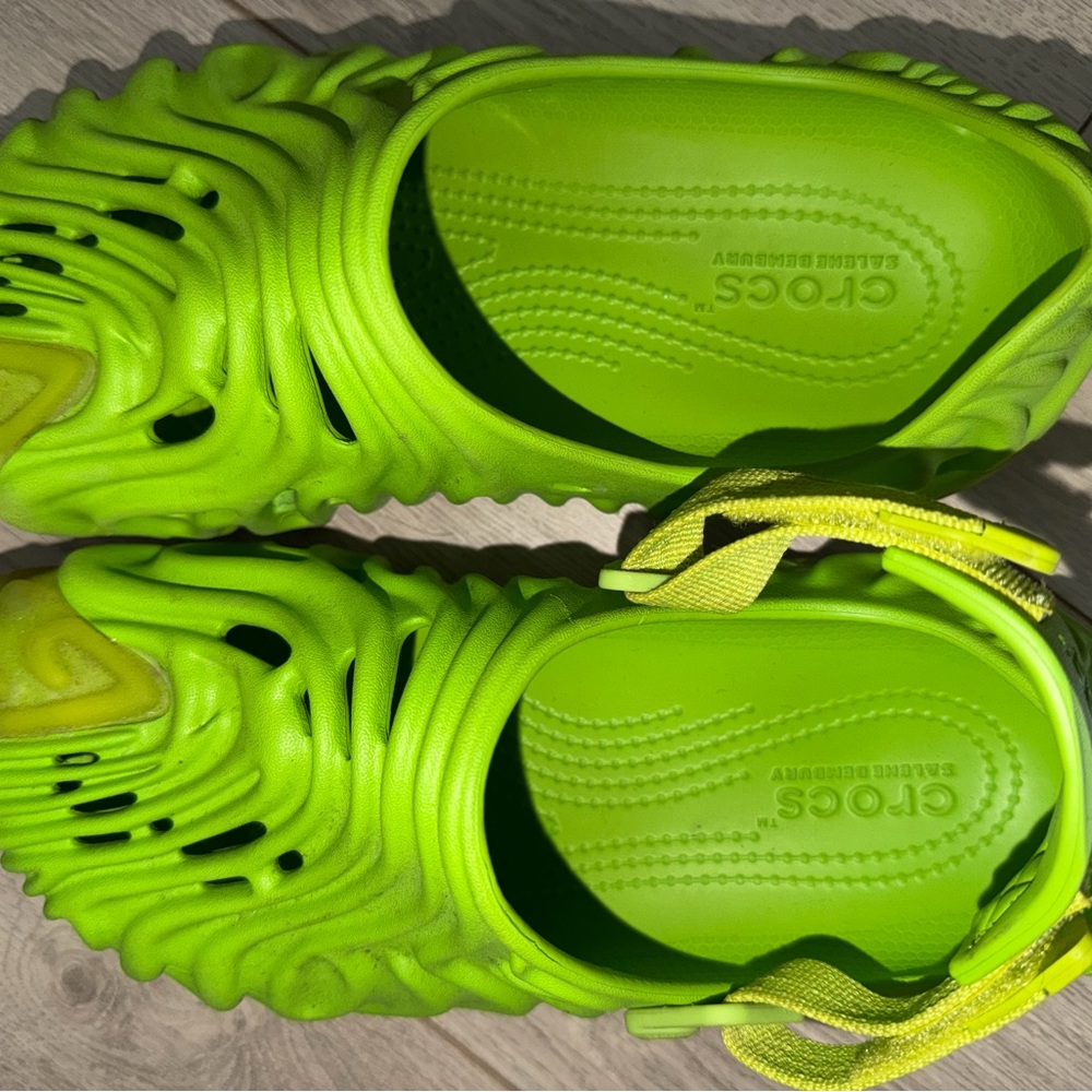 CROCS Neon Lime Green Foam Clogs with Heel Strap - Picture 5 of 6
